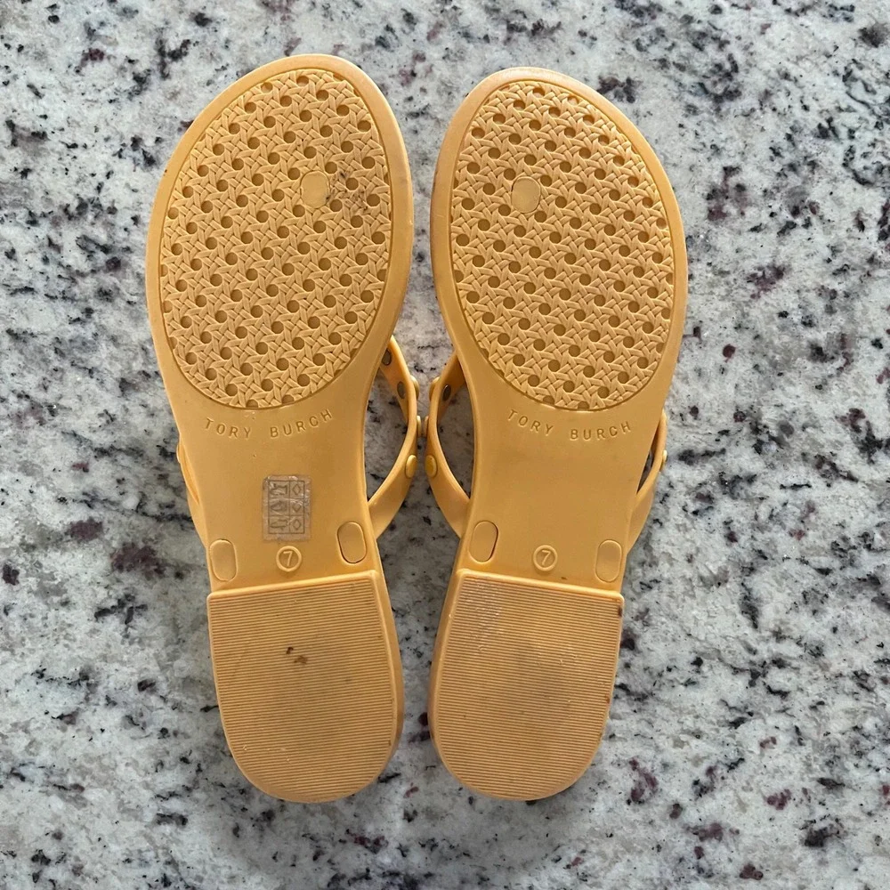 Tory Burch Jelly Flip Flops Womens 7 Yellow Studded Logo Medallion Beach Sandals